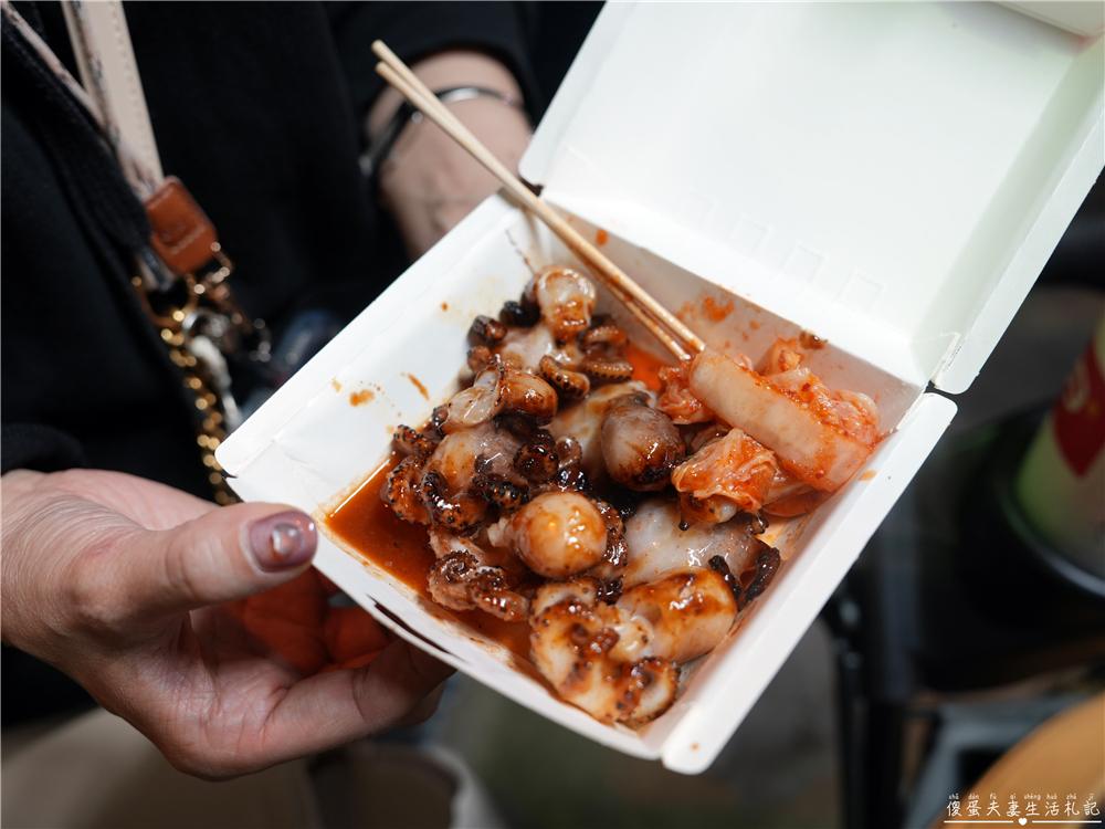 【台中東區。美食】『韓國辣烤小章魚』直火燒炙！旱溪夜市超Show的視覺系烤章魚小吃！ @傻蛋夫妻生活札記