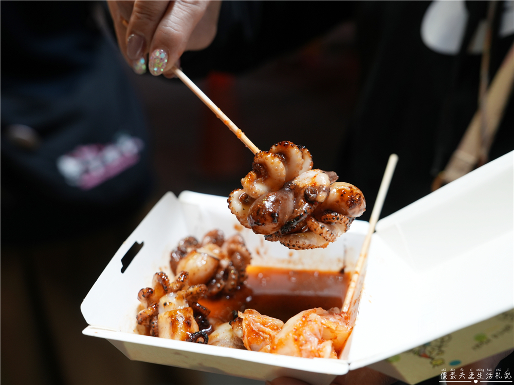 【台中東區。美食】『韓國辣烤小章魚』直火燒炙！旱溪夜市超Show的視覺系烤章魚小吃！ @傻蛋夫妻生活札記