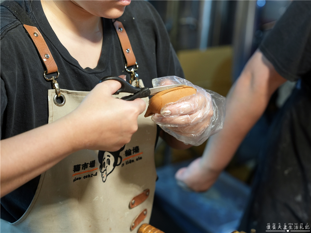 【台中東區。美食】『貓市場一輪燒』口味多元又可愛的貓貓一輪燒！旱溪夜市的美味小點心~ @傻蛋夫妻生活札記