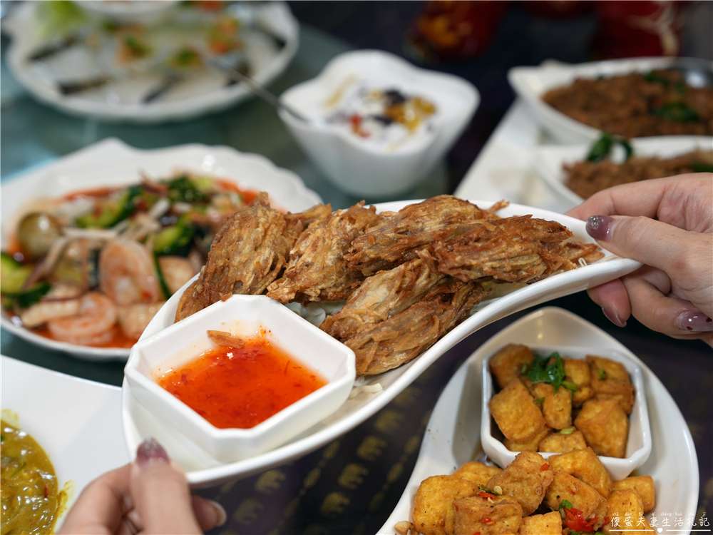 【台中西區。美食】『曼谷皇朝泰式料理』口味好吃，免服務費~套餐、合菜再享九折優惠！擁有大型私人包廂的台中老字號泰式料理！ @傻蛋夫妻生活札記