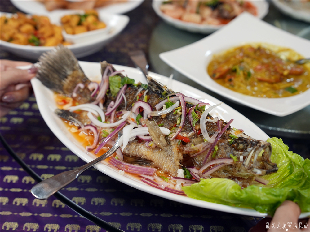 【台中西區。美食】『曼谷皇朝泰式料理』口味好吃，免服務費~套餐、合菜再享九折優惠！擁有大型私人包廂的台中老字號泰式料理！ @傻蛋夫妻生活札記