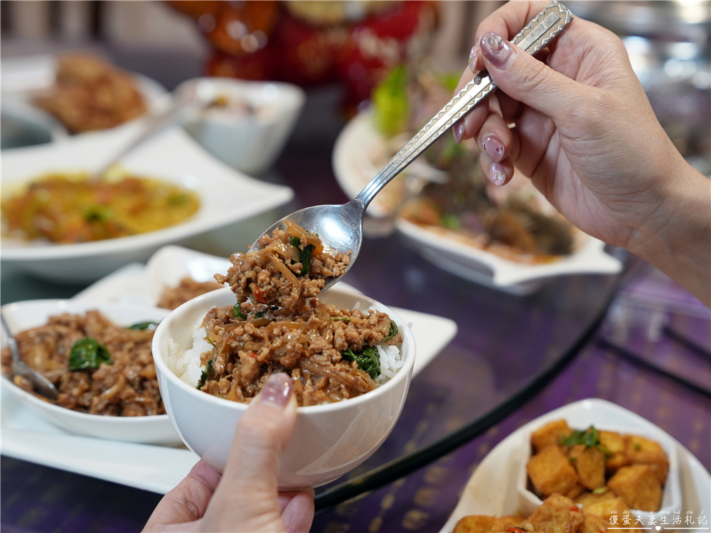 【台中西區。美食】『曼谷皇朝泰式料理』口味好吃，免服務費~套餐、合菜再享九折優惠！擁有大型私人包廂的台中老字號泰式料理！ @傻蛋夫妻生活札記