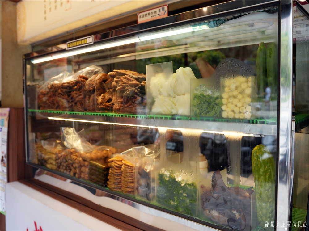 【桃園市桃園區。美食】『峸老滷湘川麻辣滷味-桃園藝文店』追劇神器！純中藥滷製的涮嘴麻辣滷味吃一波！ @傻蛋夫妻生活札記