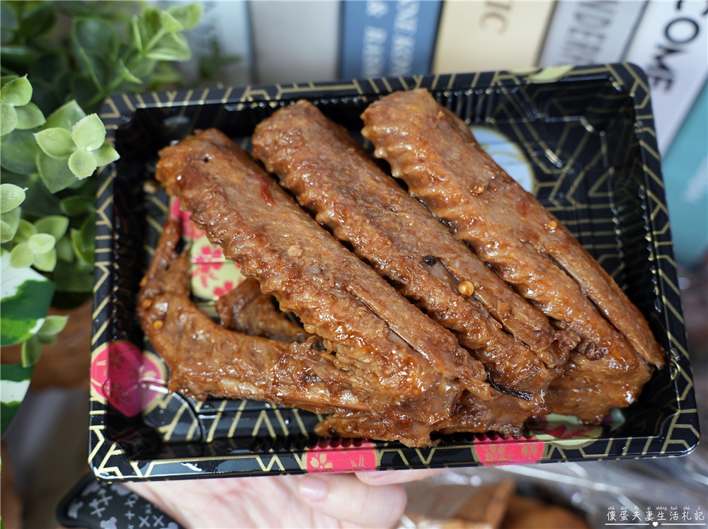 【桃園市桃園區。美食】『峸老滷湘川麻辣滷味-桃園藝文店』追劇神器！純中藥滷製的涮嘴麻辣滷味吃一波！ @傻蛋夫妻生活札記