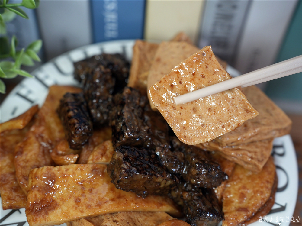 【桃園市桃園區。美食】『峸老滷湘川麻辣滷味-桃園藝文店』追劇神器！純中藥滷製的涮嘴麻辣滷味吃一波！ @傻蛋夫妻生活札記