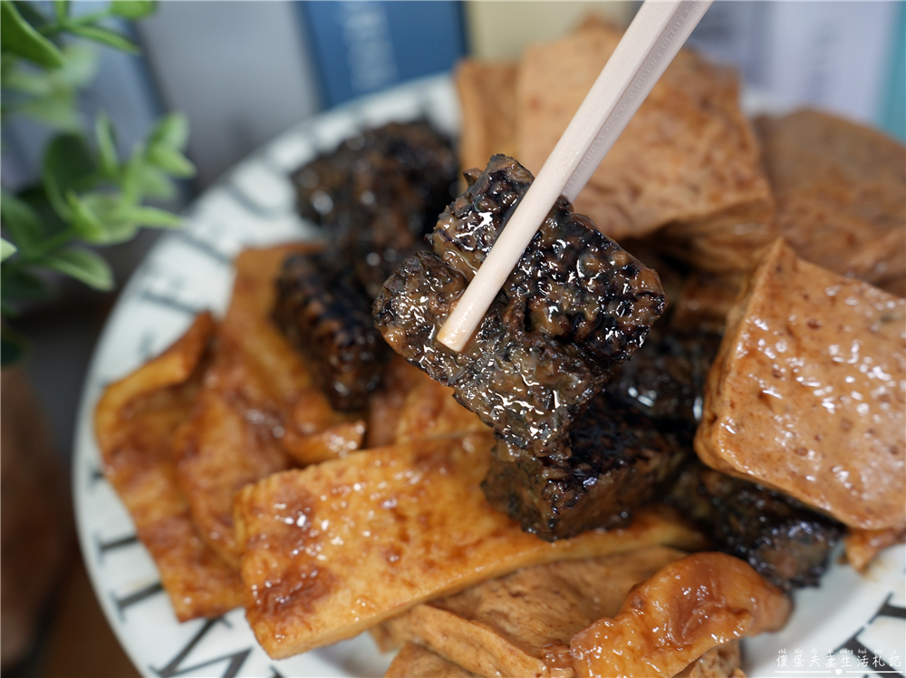 【桃園市桃園區。美食】『峸老滷湘川麻辣滷味-桃園藝文店』追劇神器！純中藥滷製的涮嘴麻辣滷味吃一波！ @傻蛋夫妻生活札記