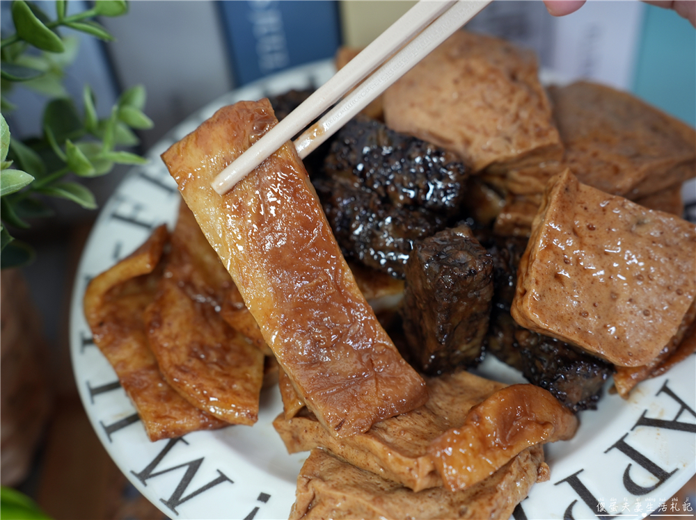 【桃園市桃園區。美食】『峸老滷湘川麻辣滷味-桃園藝文店』追劇神器！純中藥滷製的涮嘴麻辣滷味吃一波！ @傻蛋夫妻生活札記