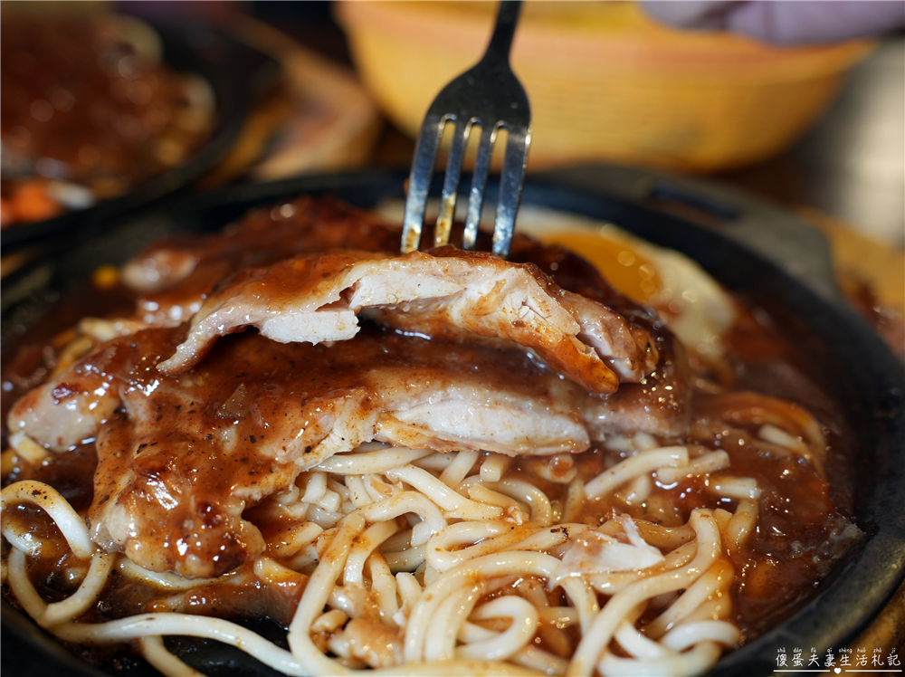 【桃園中壢。美食】『有煎平價牛排』小資最愛！180元起就可以爽吃自助吧！ @傻蛋夫妻生活札記