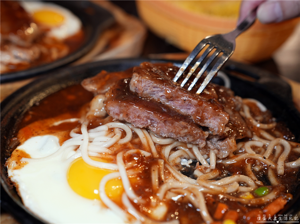 【桃園中壢。美食】『有煎平價牛排』小資最愛！180元起就可以爽吃自助吧！ @傻蛋夫妻生活札記