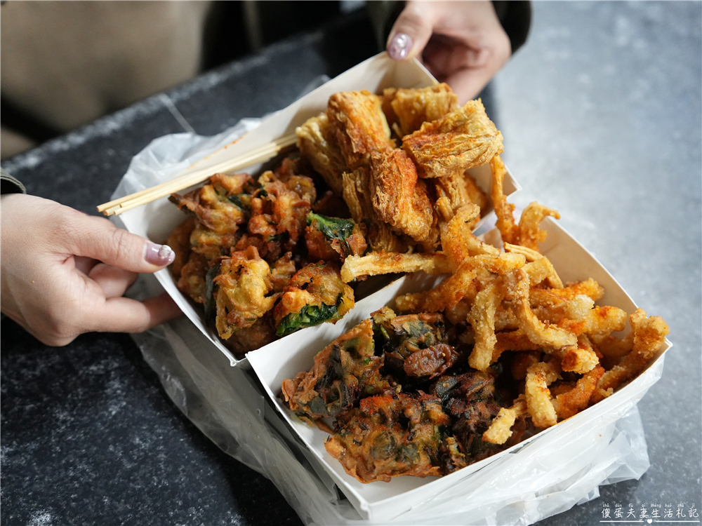 【台中北屯。美食】『宮田蚵嗲』乾爽脆口！新一點利黃昏市場的炸物小吃！ @傻蛋夫妻生活札記