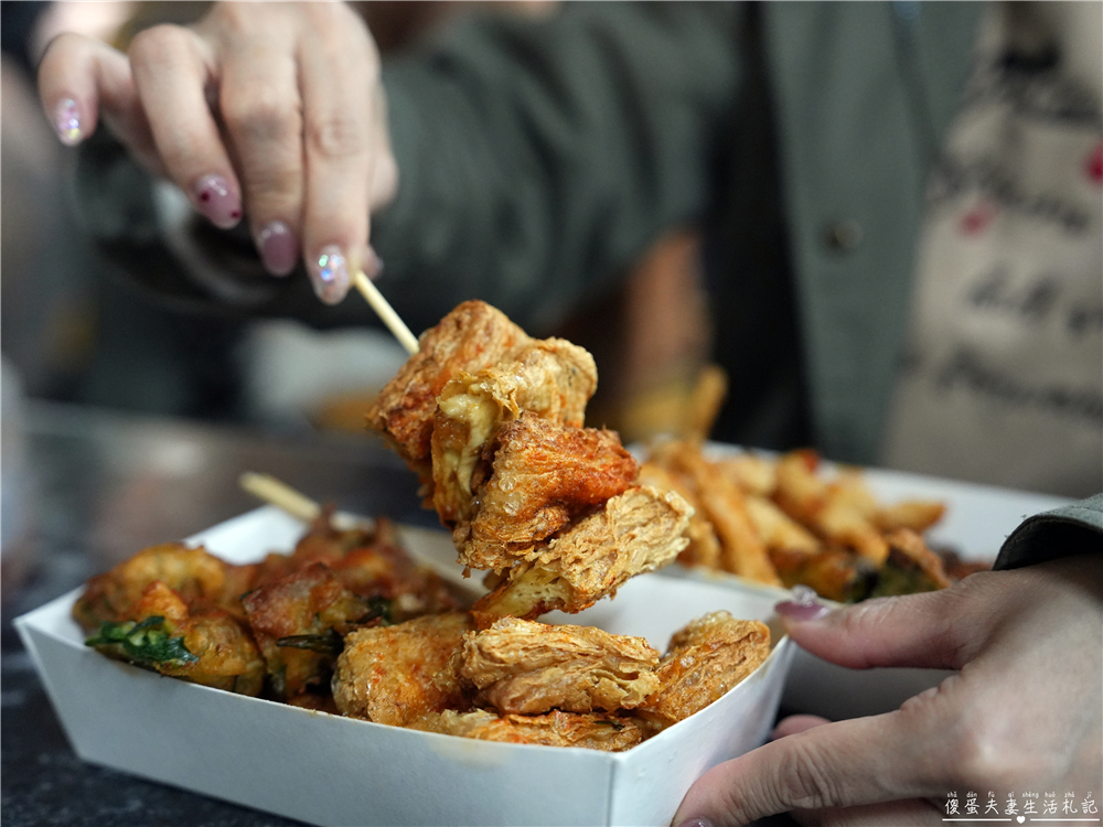 【台中北屯。美食】『宮田蚵嗲』乾爽脆口！新一點利黃昏市場的炸物小吃！ @傻蛋夫妻生活札記