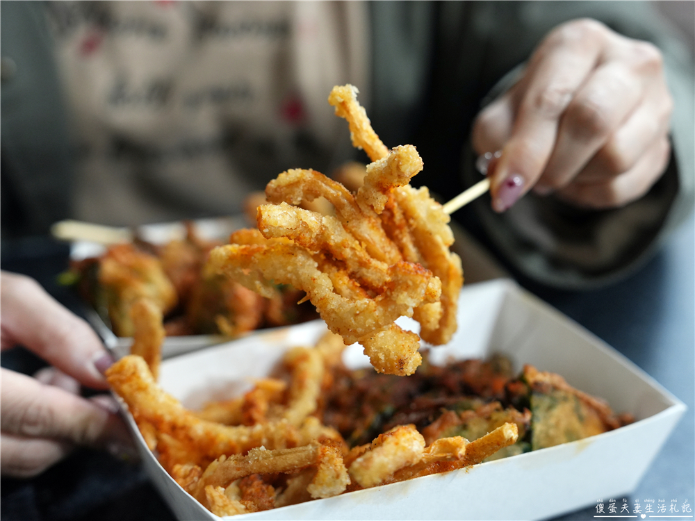 【台中北屯。美食】『宮田蚵嗲』乾爽脆口！新一點利黃昏市場的炸物小吃！ @傻蛋夫妻生活札記