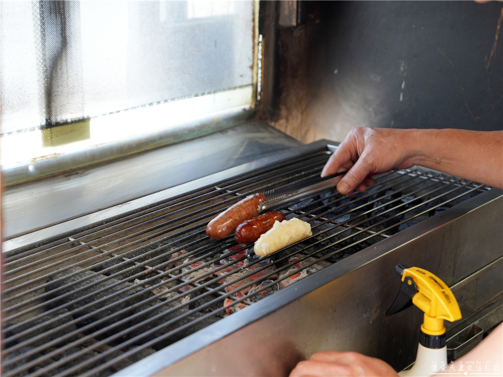 【苗栗竹南。美食】『小阿姨噴水香腸』碳香現烤！交流道旁的香腸、熱炒小吃店！ @傻蛋夫妻生活札記