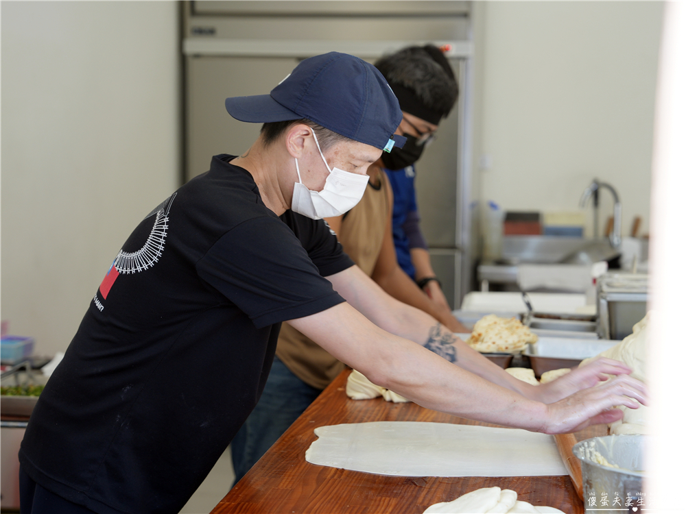 【苗栗竹南。美食】『阿瑩斤餅專門店』現橄現作！限量供應的美味手工斤餅專賣店！ @傻蛋夫妻生活札記