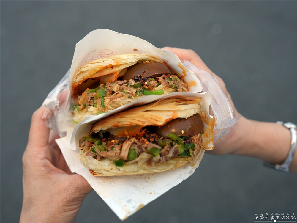 【台中南區。美食】『楊記老潼關肉夾饃』開店就開始湧現誇張排隊！大慶夜市的排隊名店！ @傻蛋夫妻生活札記