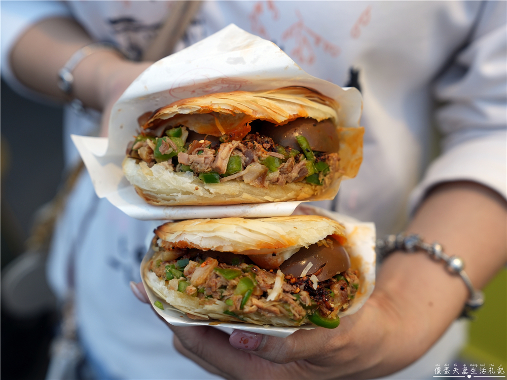 【台中南區。美食】『楊記老潼關肉夾饃』開店就開始湧現誇張排隊！大慶夜市的排隊名店！ @傻蛋夫妻生活札記