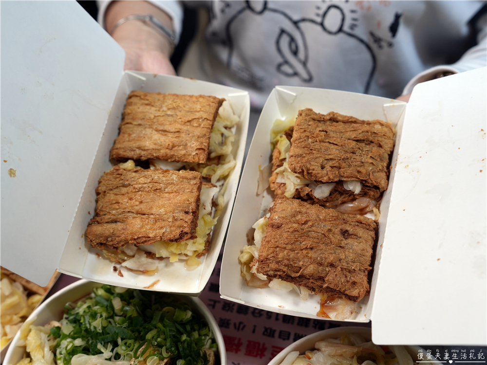 【台中南區。美食】『臭皮將軍臭豆腐/泡菜豆包』臭香酥脆！大慶夜市的超特色青蔥、泡菜爆滿一口酥臭豆腐！豆包也超酥脆~~ @傻蛋夫妻生活札記