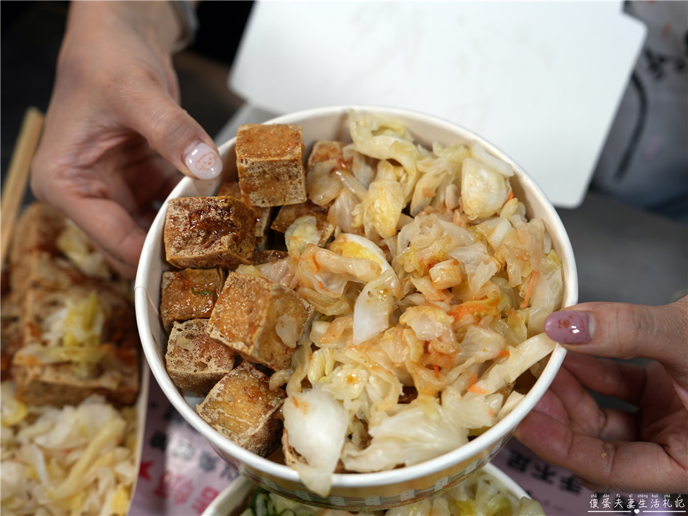 【台中南區。美食】『臭皮將軍臭豆腐/泡菜豆包』臭香酥脆！大慶夜市的超特色青蔥、泡菜爆滿一口酥臭豆腐！豆包也超酥脆~~ @傻蛋夫妻生活札記