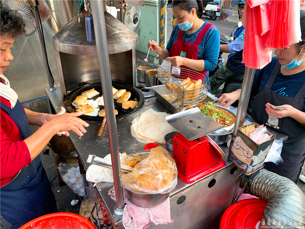 【苗栗市美食】『無名春捲．油餅』在地人激推！超高CP值美味銅板小吃！ @傻蛋夫妻生活札記
