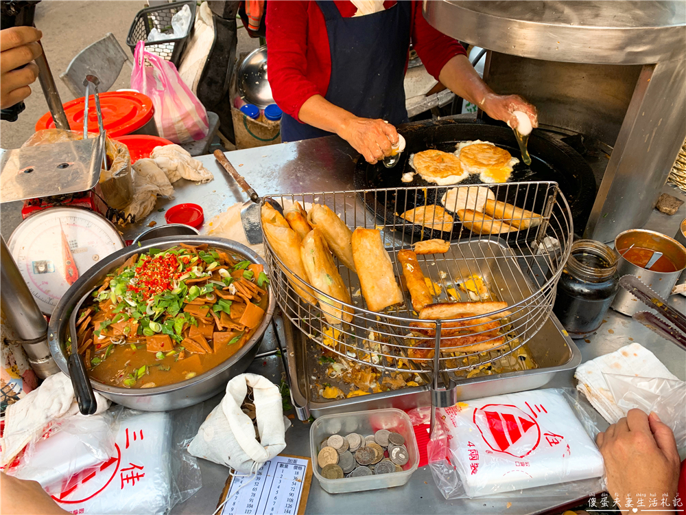 【苗栗市美食】『無名春捲．油餅』在地人激推！超高CP值美味銅板小吃！ @傻蛋夫妻生活札記