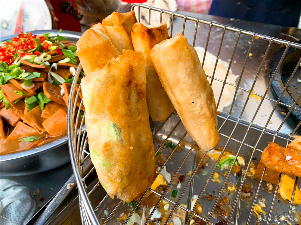 【苗栗市美食】『無名春捲．油餅』在地人激推！超高CP值美味銅板小吃！ @傻蛋夫妻生活札記