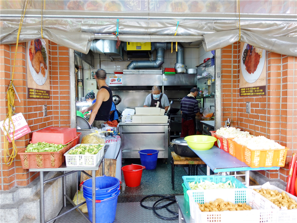 【台中東區。美食】『阿鄉便當』超人氣!建國市場內的老字號重口味美味便當! @傻蛋夫妻生活札記 【台中東區。美食】『阿鄉便當』超人氣!建國市場內的老字號重口味美味便當! @傻蛋夫妻生活札記