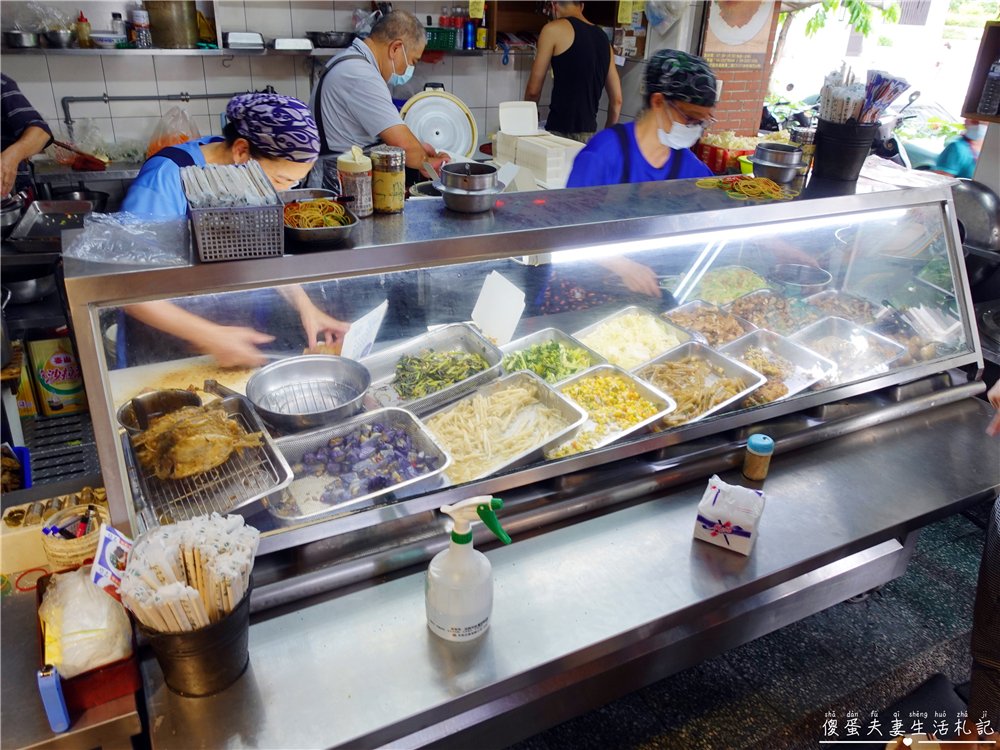 【台中東區。美食】『阿鄉便當』超人氣!建國市場內的老字號重口味美味便當! @傻蛋夫妻生活札記 【台中東區。美食】『阿鄉便當』超人氣!建國市場內的老字號重口味美味便當! @傻蛋夫妻生活札記