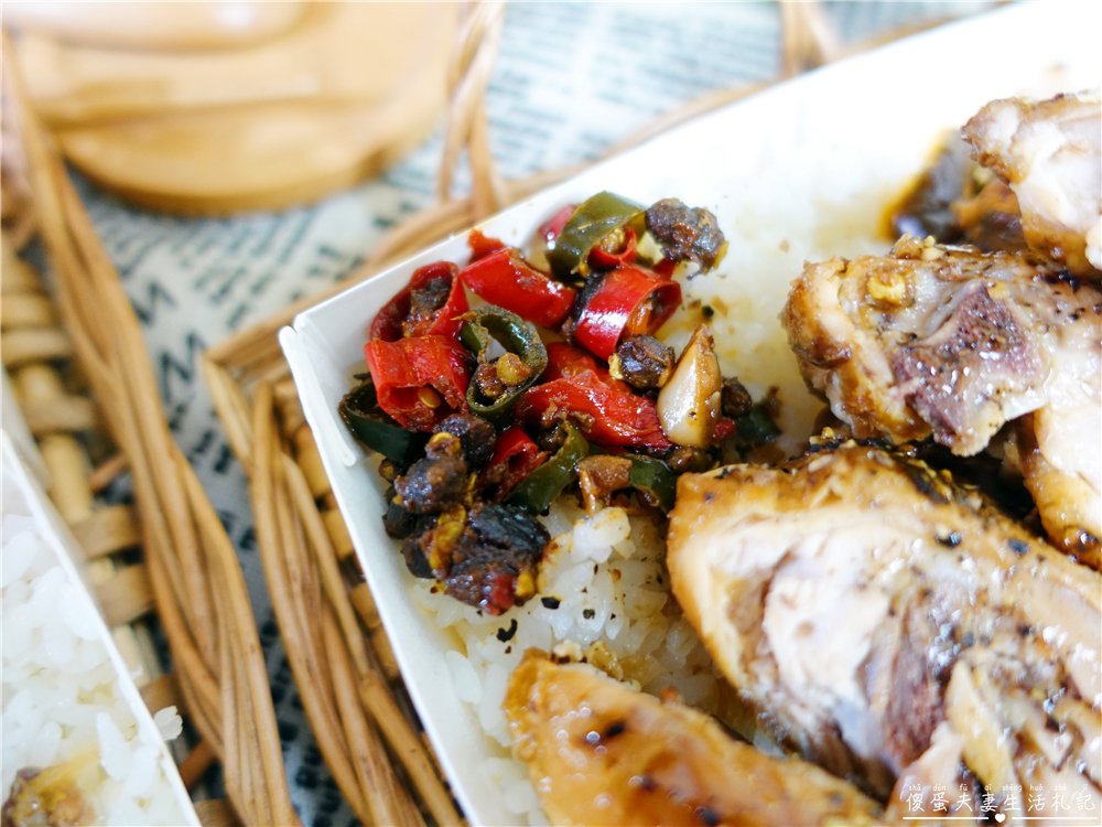 【台中東區。美食】『阿鄉便當』超人氣！建國市場內的老字號重口味美味便當！ @傻蛋夫妻生活札記