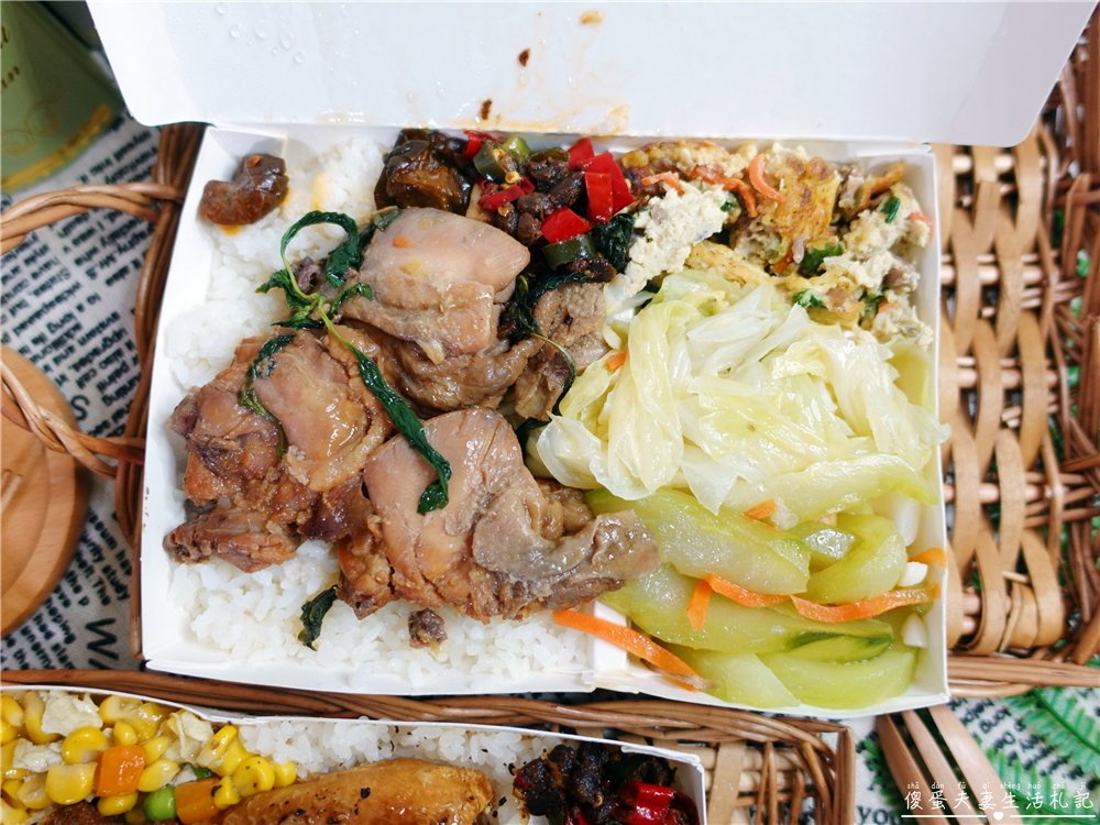 【台中東區。美食】『阿鄉便當』超人氣！建國市場內的老字號重口味美味便當！ @傻蛋夫妻生活札記