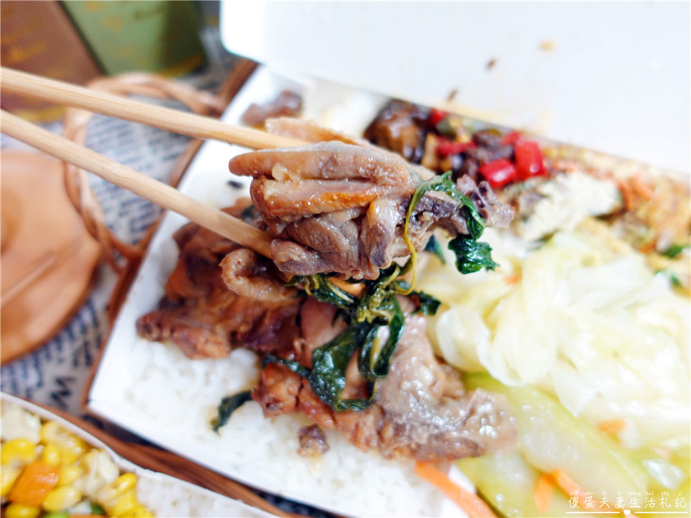 【台中東區。美食】『阿鄉便當』超人氣!建國市場內的老字號重口味美味便當! @傻蛋夫妻生活札記 【台中東區。美食】『阿鄉便當』超人氣!建國市場內的老字號重口味美味便當! @傻蛋夫妻生活札記