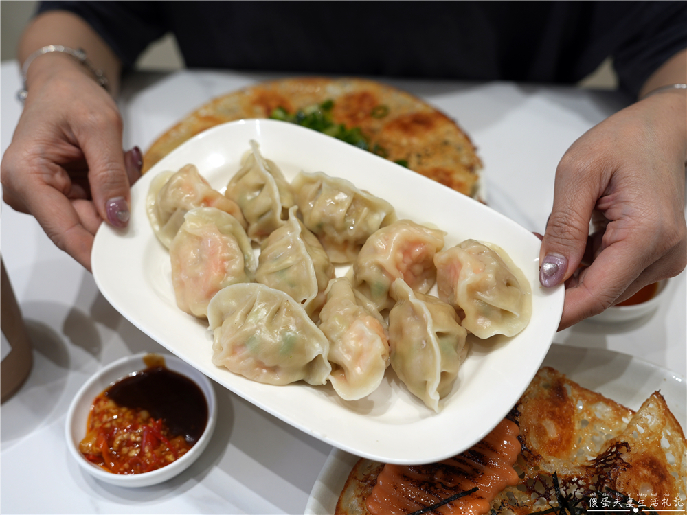 【苗栗竹南。美食】『佐佐ぎょうざ日式煎餃專賣店』超狂冰花煎餃！近乎完美的日式美味！竹南人氣小吃推薦~ @傻蛋夫妻生活札記