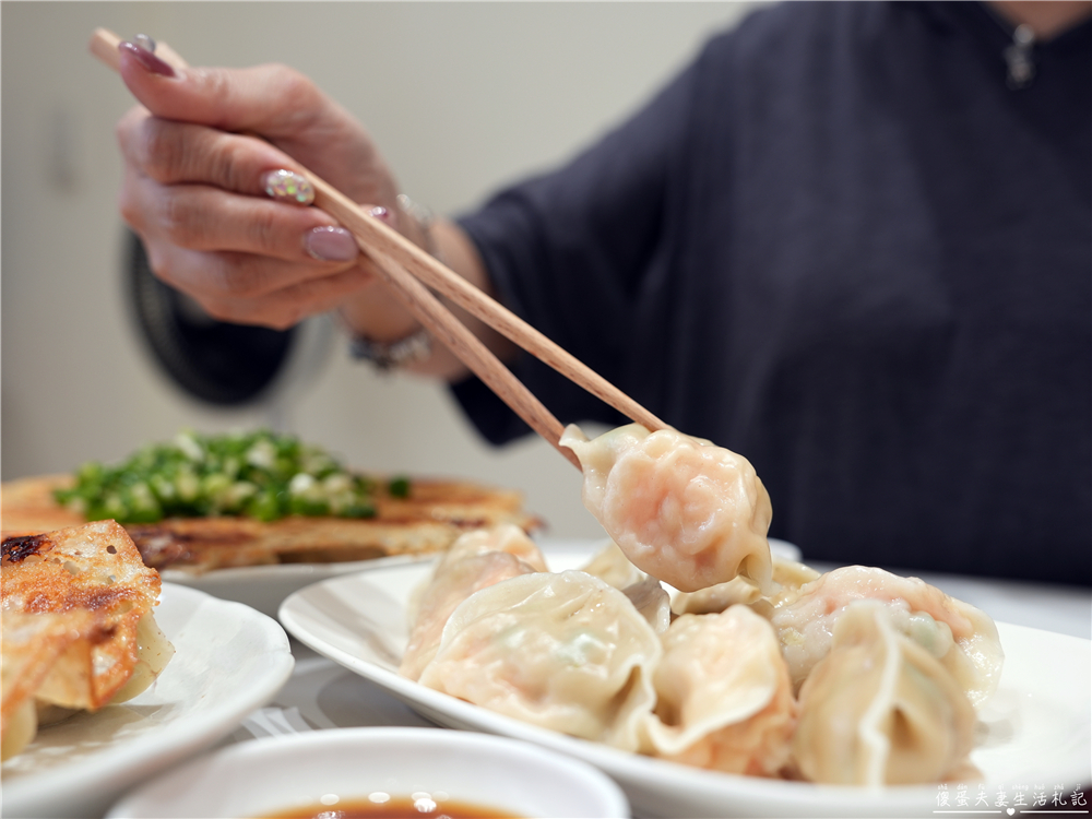 【苗栗竹南。美食】『佐佐ぎょうざ日式煎餃專賣店』超狂冰花煎餃！近乎完美的日式美味！竹南人氣小吃推薦~ @傻蛋夫妻生活札記