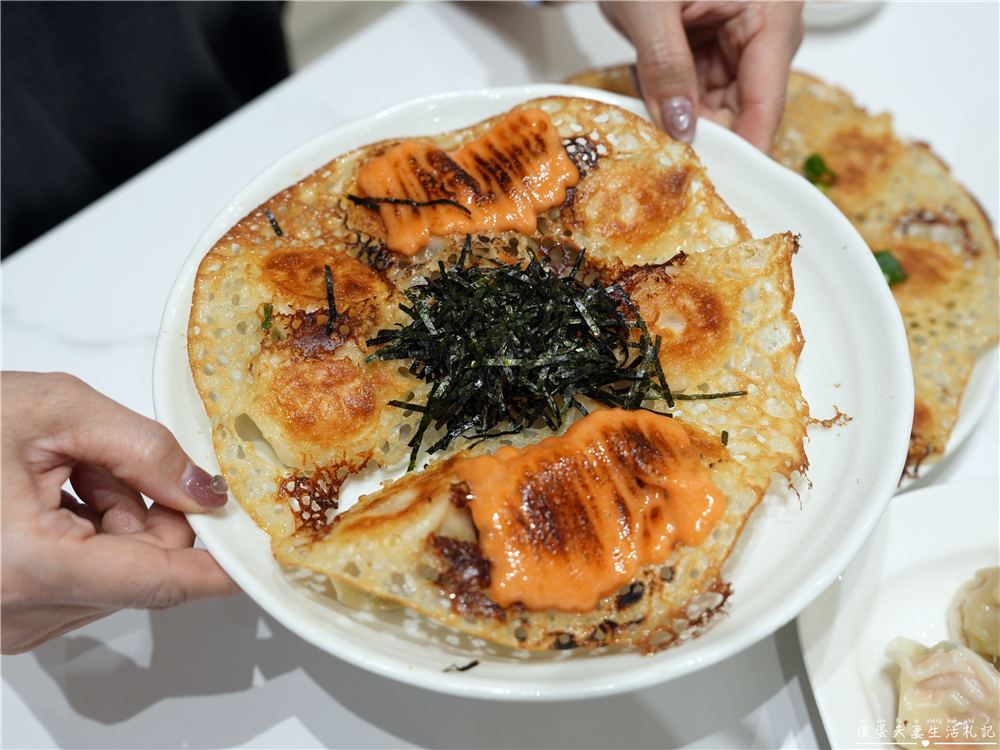 【苗栗竹南。美食】『佐佐ぎょうざ日式煎餃專賣店』超狂冰花煎餃！近乎完美的日式美味！竹南人氣小吃推薦~ @傻蛋夫妻生活札記
