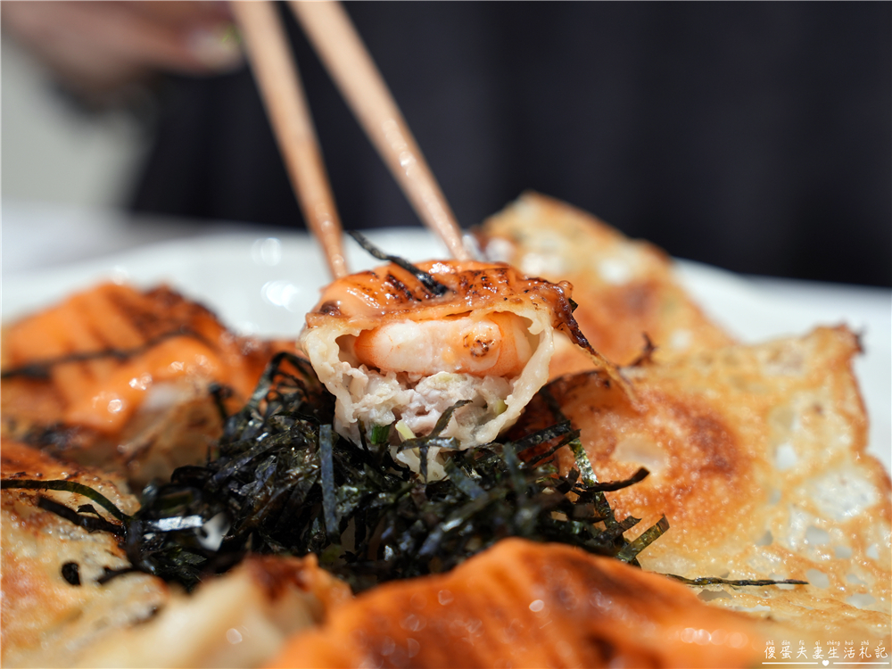 【苗栗竹南。美食】『佐佐ぎょうざ日式煎餃專賣店』超狂冰花煎餃！近乎完美的日式美味！竹南人氣小吃推薦~ @傻蛋夫妻生活札記