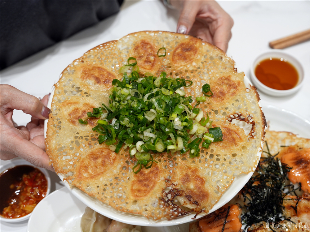 【苗栗竹南。美食】『佐佐ぎょうざ日式煎餃專賣店』超狂冰花煎餃！近乎完美的日式美味！竹南人氣小吃推薦~ @傻蛋夫妻生活札記