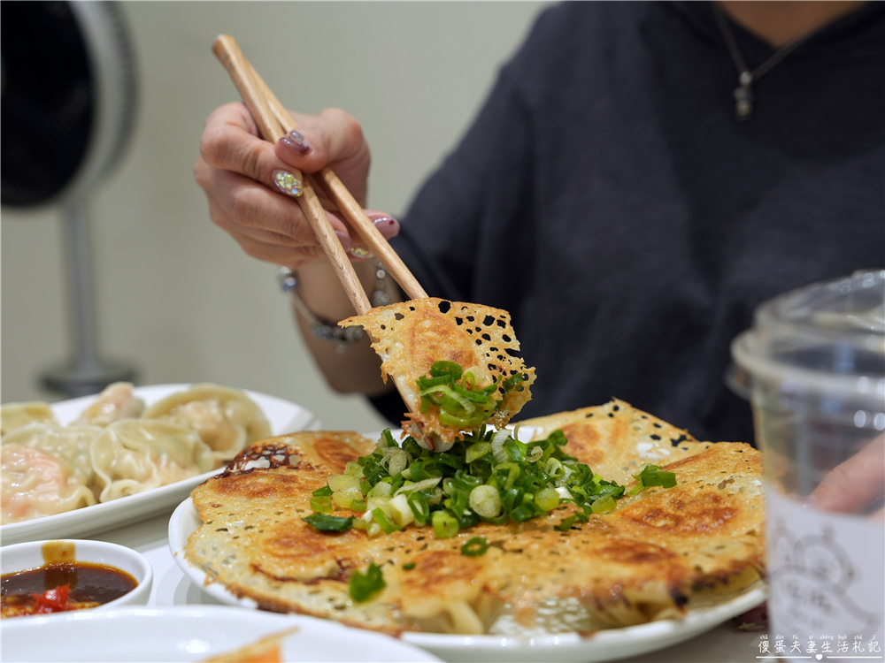 【苗栗竹南。美食】『佐佐ぎょうざ日式煎餃專賣店』超狂冰花煎餃！近乎完美的日式美味！竹南人氣小吃推薦~ @傻蛋夫妻生活札記