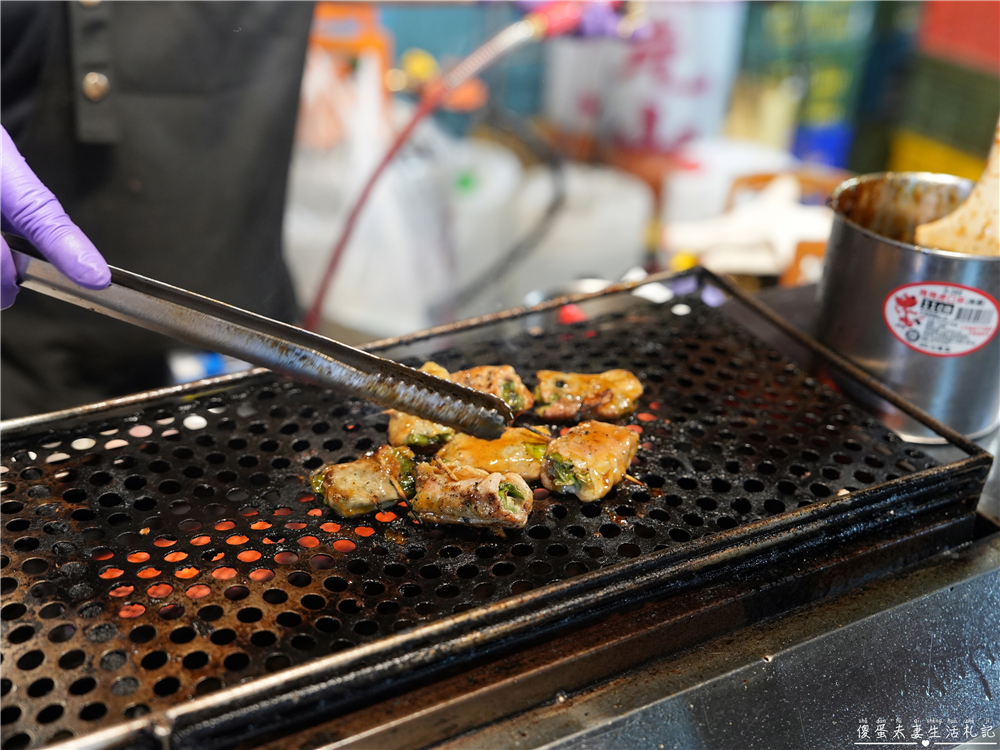【台中南區。美食】『蔥肉捲』以顆計算，吃多少買多少！大慶夜市的單一純賣迷你燒肉串燒~ @傻蛋夫妻生活札記