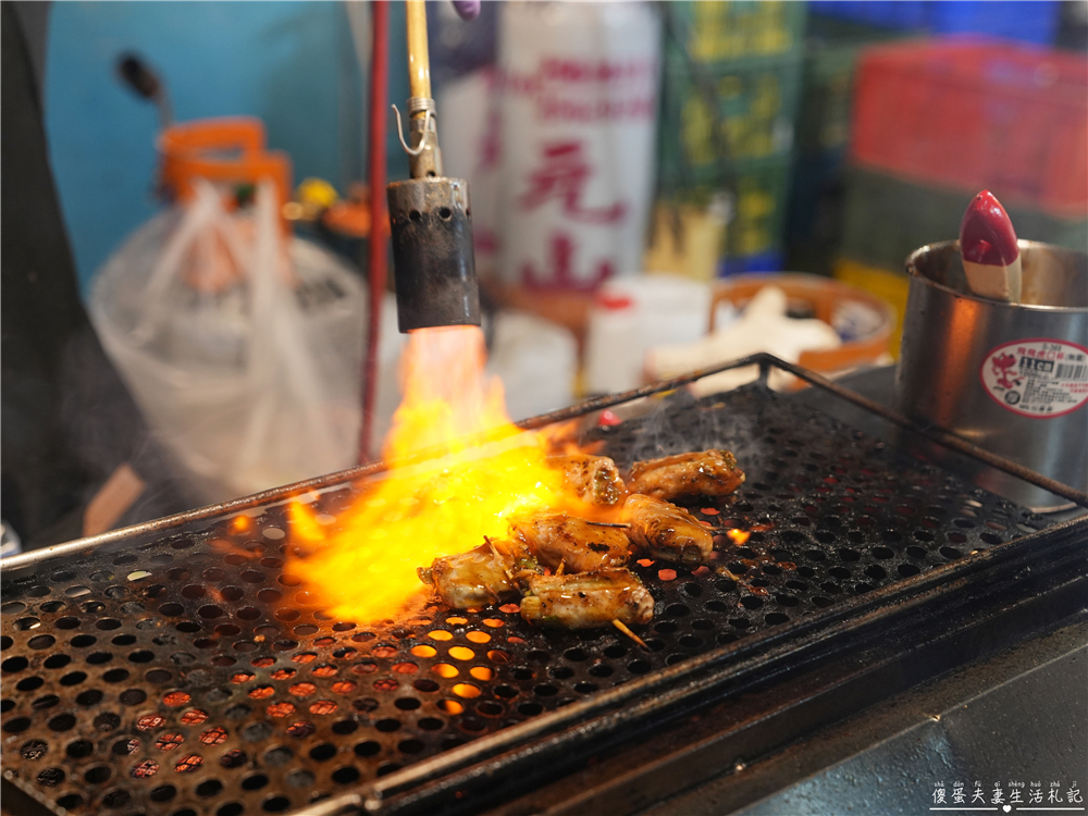 【台中南區。美食】『蔥肉捲』以顆計算，吃多少買多少！大慶夜市的單一純賣迷你燒肉串燒~ @傻蛋夫妻生活札記