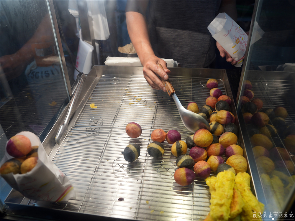 【台中南區。美食】『玖肆地瓜球』原料天然配色可愛！大慶夜市的繽紛彩色地瓜球~ @傻蛋夫妻生活札記