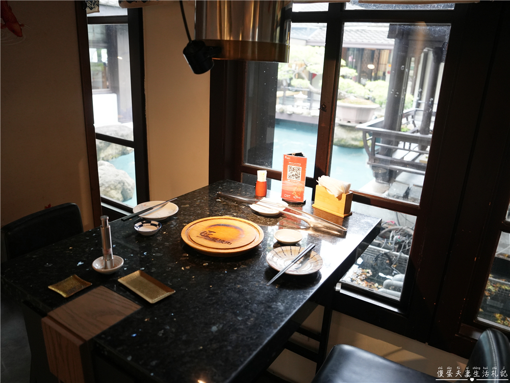 【台中北屯。美食】『月見里山 炭火燒肉』禪風系庭院燒肉！專人待烤免動手~完美燒肉輕鬆吃！台中寵物友善燒肉店~ @傻蛋夫妻生活札記