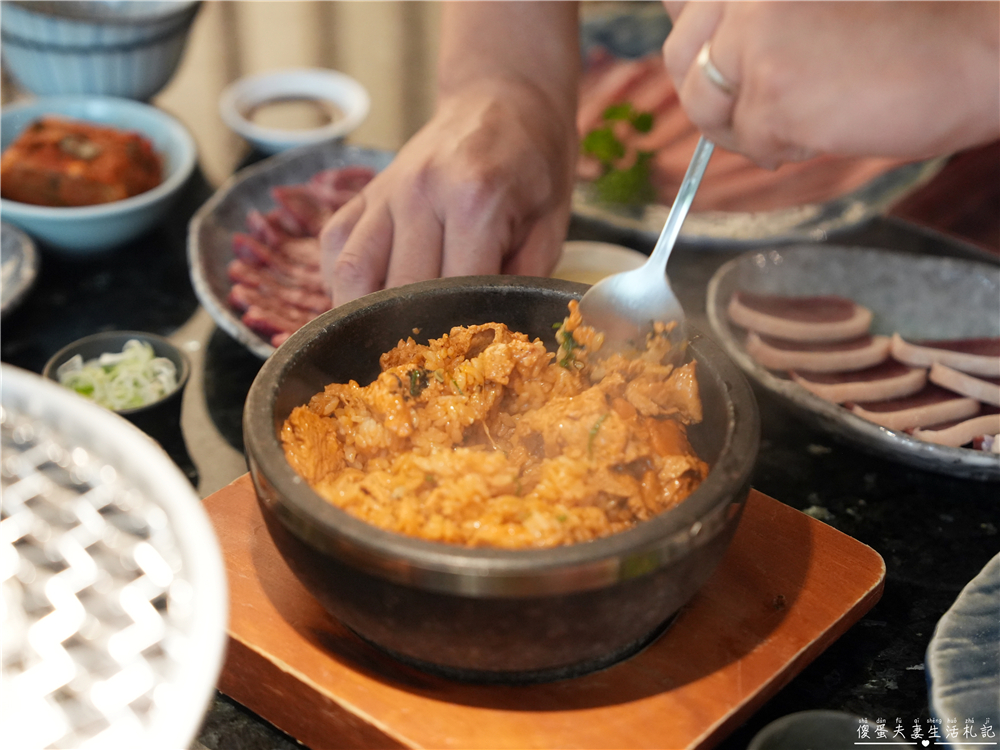 【台中北屯。美食】『月見里山 炭火燒肉』禪風系庭院燒肉！專人待烤免動手~完美燒肉輕鬆吃！台中寵物友善燒肉店~ @傻蛋夫妻生活札記