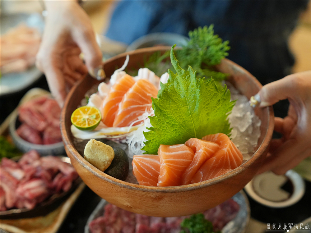 【台中北屯。美食】『月見里山 炭火燒肉』禪風系庭院燒肉！專人待烤免動手~完美燒肉輕鬆吃！台中寵物友善燒肉店~ @傻蛋夫妻生活札記