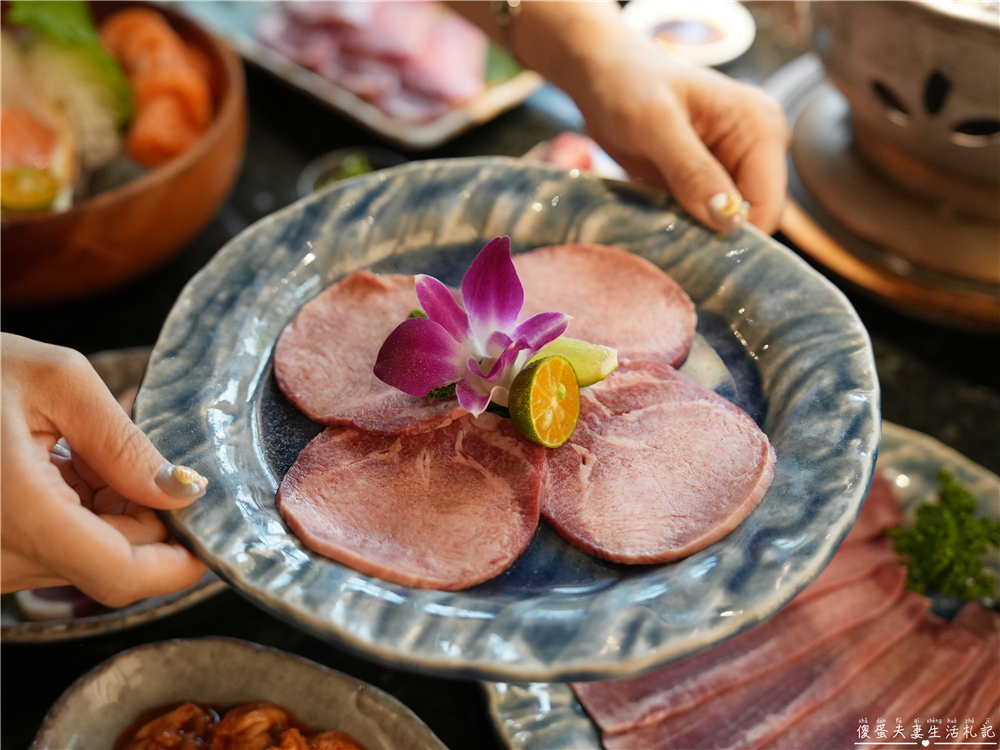 【台中北屯。美食】『月見里山 炭火燒肉』禪風系庭院燒肉！專人待烤免動手~完美燒肉輕鬆吃！台中寵物友善燒肉店~ @傻蛋夫妻生活札記