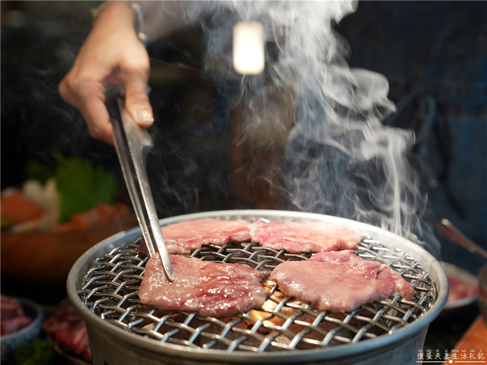 【台中北屯。美食】『月見里山 炭火燒肉』禪風系庭院燒肉！專人待烤免動手~完美燒肉輕鬆吃！台中寵物友善燒肉店~ @傻蛋夫妻生活札記