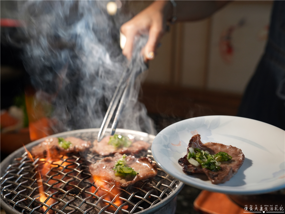 【台中北屯。美食】『月見里山 炭火燒肉』禪風系庭院燒肉！專人待烤免動手~完美燒肉輕鬆吃！台中寵物友善燒肉店~ @傻蛋夫妻生活札記