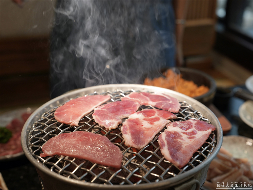 【台中北屯。美食】『月見里山 炭火燒肉』禪風系庭院燒肉！專人待烤免動手~完美燒肉輕鬆吃！台中寵物友善燒肉店~ @傻蛋夫妻生活札記