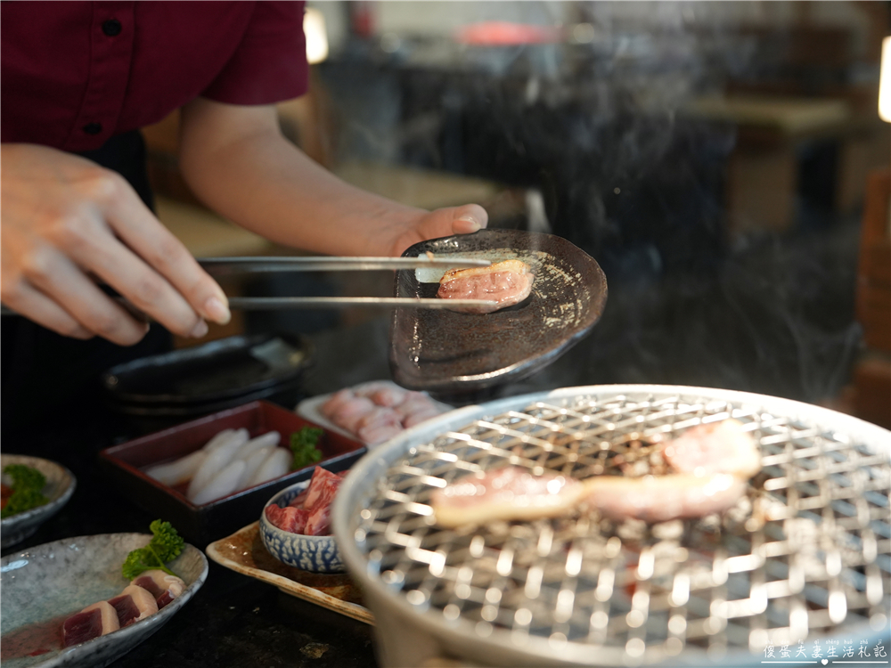 【台中北屯。美食】『月見里山 炭火燒肉』禪風系庭院燒肉！專人待烤免動手~完美燒肉輕鬆吃！台中寵物友善燒肉店~ @傻蛋夫妻生活札記