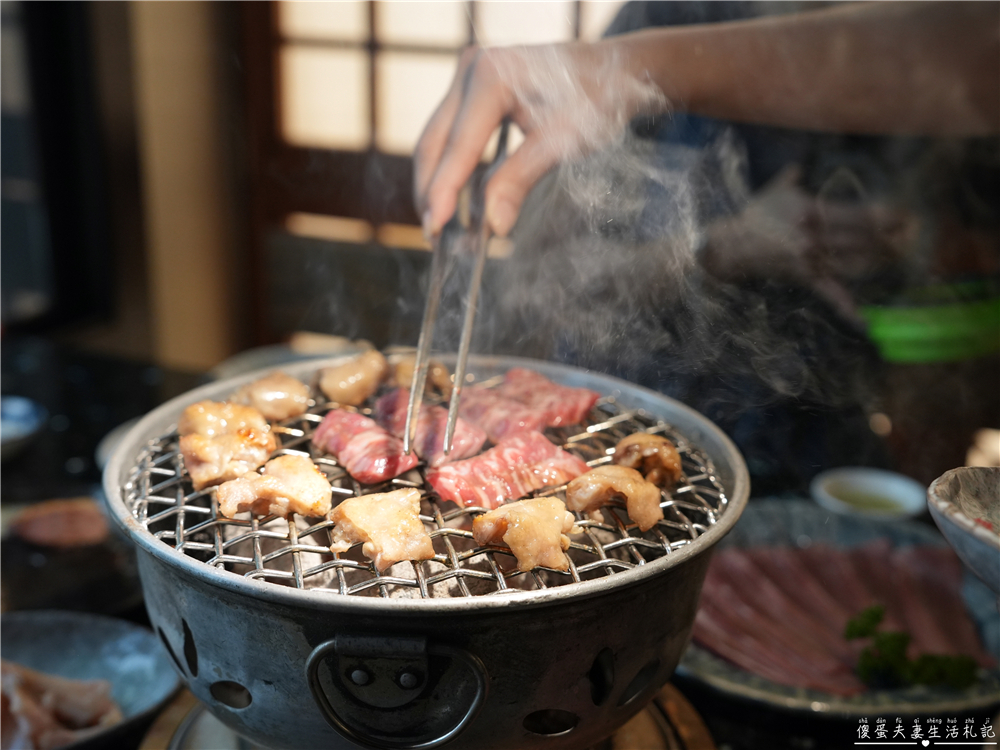 【台中北屯。美食】『月見里山 炭火燒肉』禪風系庭院燒肉！專人待烤免動手~完美燒肉輕鬆吃！台中寵物友善燒肉店~ @傻蛋夫妻生活札記