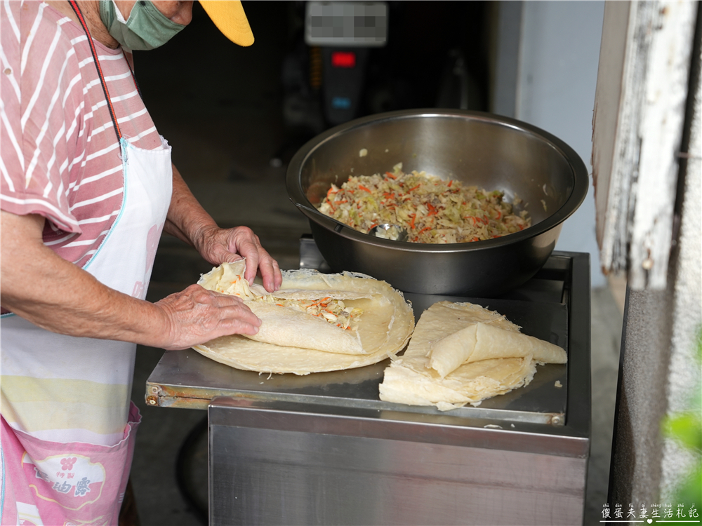 【苗栗公館。美食】『巨無霸炸春捲』真。阿嬤怕你餓！超猛的銅板巨無霸春捲底加啦！ @傻蛋夫妻生活札記
