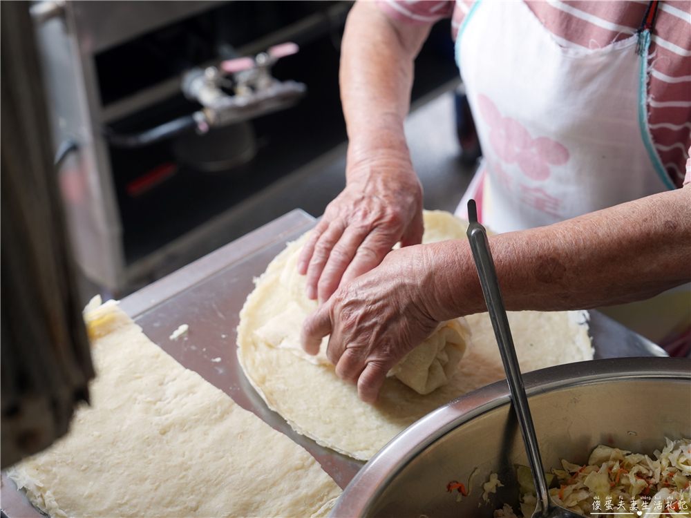 【苗栗公館。美食】『巨無霸炸春捲』真。阿嬤怕你餓！超猛的銅板巨無霸春捲底加啦！ @傻蛋夫妻生活札記